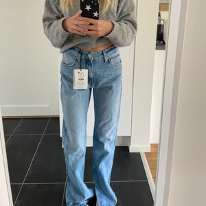 Jeans med slit - Jättesnygga jeans ifrån pull & bear med slits. Glömde returnera dessa o dom är l för stora för mig. Nypris 399kr+frakt jag säljer de för 300+frakt. De är helt oanvända med prislapp kvar! Skriv för fler frågor ❤️