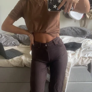 Bruna jeans - Jag säljer dessa bruna Monki jeans i storlek 32/34. De är i jättefint skick och är verkligen superbekväma💞 orginalpriset låg på 400kr därför kan ni börja buda från 150kr💞💞 OBS KÖPAREN STÅR FÖR FRAKT