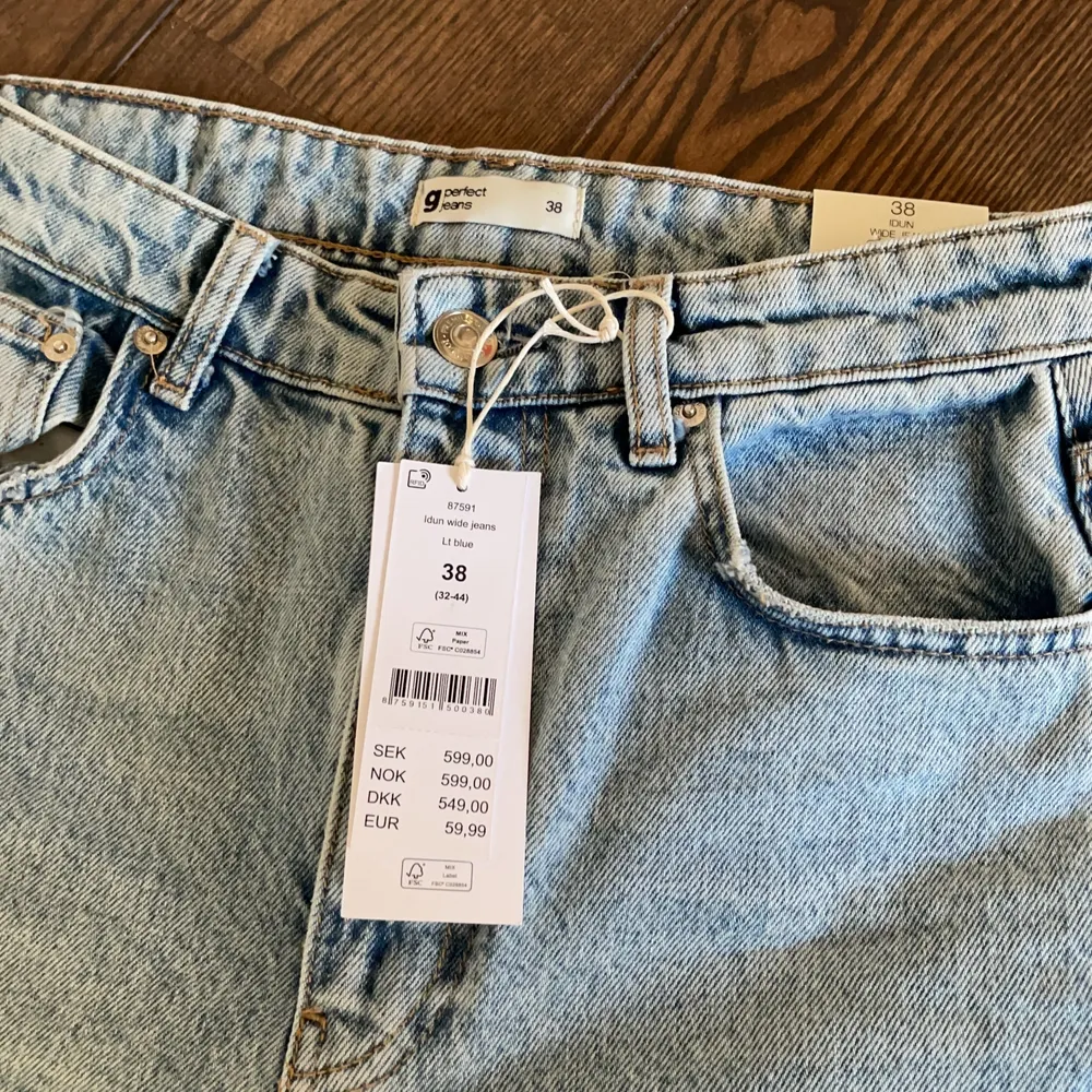 Superfina Jeans i nyskick köpta för över 1 år sedan, men har aldrig använt de. Är 180cm och de går ned till hälarna på mig❤️‍🔥❤️‍🔥❤️‍🔥❤️‍🔥 säljer för 350 då jag köpte de för 600👍👍. Jeans & Byxor.