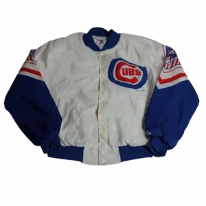 Cubs - Racing Jacket  - En riktigt fet vintage racing jacket (varsity jacka/ bomberjacka etc.) som har sjukt coola grafiska tryck över hela tröjan som består främst av färgerna blå och röd. Själva materialet är vitt. Den är perfekt för hösten och perfekt för nittiotal-stil! Gjord i USA tror vi då många vi har är från usa.