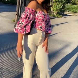 Beige raka jeans - Jätte dåliga bilder ni får skriva till mig om ni vill ha bättre bild, dom är hur snygga som helst jag är 1,65 och dom är perfekt, man får snygg rumpa i dem med🤤 lägger ett pris och sen får ni säga ett pris också(: