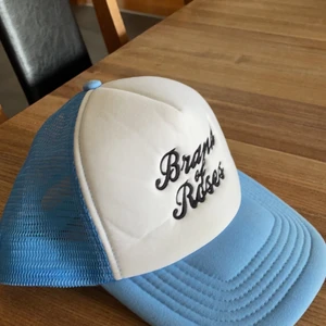 Brand of roses keps  - Använder knappt pris 250