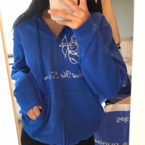 Zip-up rhinestone hoodie 💙 - Intressekoll på den här fina hoodien, helt ny & aldrig använd förutom på bilden. Lite oversized modell.  Pris börjar på 600kr så bara bud ÖVER det snälla 💙 Jag kommer inte svara på bud under det, snälla läs. HÖGSTA BUD: 850kr 