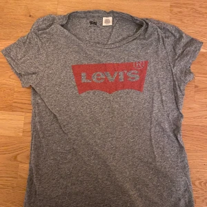 Levis t-shirt - Fin t-shirt som är väl använd men i bra skick. Passar de i storlek XS och kanske S. Går att skicka men då tillkommer frakten.