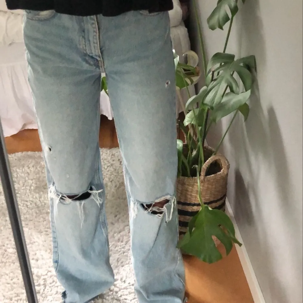 Superfina jeans från zara❤️❤️Bara använda en gång så helt nyskick! Säljer pågrund av att jeansen är lite för långa på mig, jag är 165❤️ Skriv om du vill ha fler bilder❤️frakt ingår ej❤️. Jeans & Byxor.