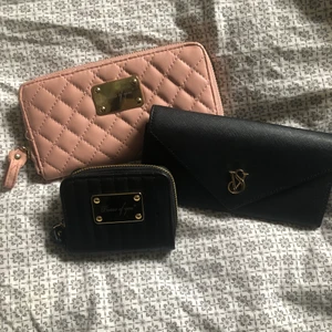 Plånbok  - Säljer dessa tre plånböcker. Man kan köpa dom enskilt eller alla tillsammans. Alla är i fint skick.                     Pris: 25kr styck eller alla för 55kr.                          Köparen står för frakten!