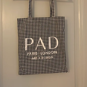 Tygpåse - En trendig tygpåse från Paris antikmarknad. Bra kvalité och får dig att verkligen sticka ut från mängden ;) 100kr+frakt men kan också mötas på Mariatorget ☀️