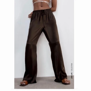 Bruna byxor från Zara - Säljer mina bruna byxor från zara. Grymt sköna och är nästan som kostymbyxor. Köpta i våras men har inte använts så många gånger. De är lågmidjade och går över skorna på mig (tredje bilden), är 170 cm! 