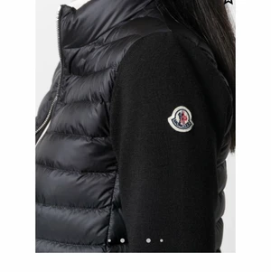 moncler väst dam - Hej, jag söker efter en moncler väst med stickade ärmar i storlek M/L. Den ska vara i samma modell som på bilden☺️