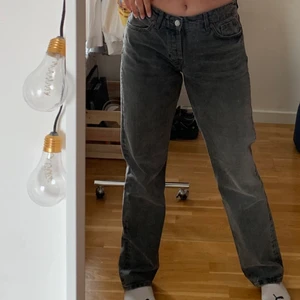Zara jeans - Säljer dessa slutsålda jeans ifrån zara, står storlek 40 men som vi alla vet så stämmer deras storlekar sällan och sitter därför mer som en 38 :) älskar dom men är inte bekväm med low waisted :( endast använda ett fåtal gånger 💖💖💕 (håller på att sälja fler jeans så gå gärna in på min profil och kika💖)
