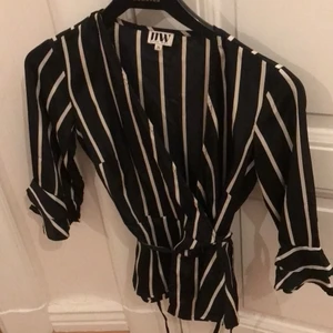 Randig blus - En randig blus i silkesmaterial från bubbleroom, stl 36. Köparen står för frakt. Ansvarar inte för postens slarv