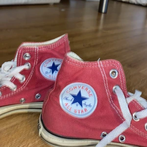 Ett par ljus röda converse - Ett par ljus röda convers i storlek 37 men passar 38/39 , 350 inklusive frakt 