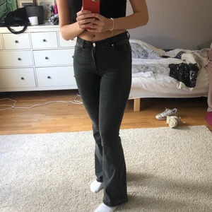 Bootcut jeans - Dessa gråa bootcut jeans sitter inte bara snyggt utan är också bekväma! Perfekt längd för mig som är 172 cm. Ett av hålen till skärpet är tyvärr sönder men är nog lätt att laga. Köparen står för frakten!❤️