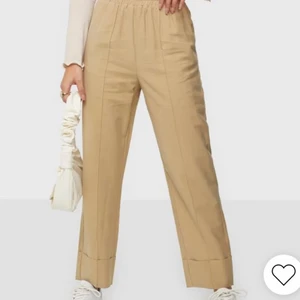 Helt nya beiga byxor - Helt nya, aldrig använda pga fel storlek och borttappat returpapper. Köpta på Nelly från märket Y.A.S för 599kr. Hör av dig för fler bilder!