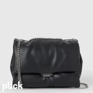 slutsåld H&M väska💕 - En kedjeväska från HM. Väskan är köpt för ungefär 400 kr. Säljer pgr av att den aldrig kommit till användning tyvärr. Tar i mot bud från 200 kr. Skriv för bilder på väskan irl💓