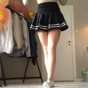 Kjol  - Säljer denna super söta kjol som jag aldrig haft nån användning för, super söt men inte min stil! 