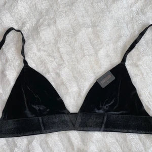Oanvänd sammets-bh - Jättefin sammets-bh från BikBok, tyvärr för liten för mig. Skulle säga att den passar en XS.