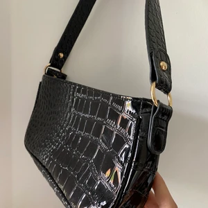 Trendig handväska 🌺 - Jättefin oanvänd handväska!! Passar till allt men kommer ej till användning då jag har många liknande väskor⭐️💞