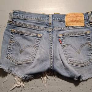 Jeansshorts från Levis, skulle tippa att det är storlek 25 då det är vad jag brukar ha. Skulle eventuellt kunna passa 26 också. Finns i Staffanstorp, kan tas med till Lund. Kan också skickas men då står köparen för frakten :)