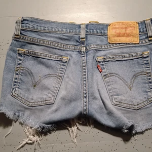 Jeansshorts Levis - Jeansshorts från Levis, skulle tippa att det är storlek 25 då det är vad jag brukar ha. Skulle eventuellt kunna passa 26 också. Finns i Staffanstorp, kan tas med till Lund. Kan också skickas men då står köparen för frakten :)