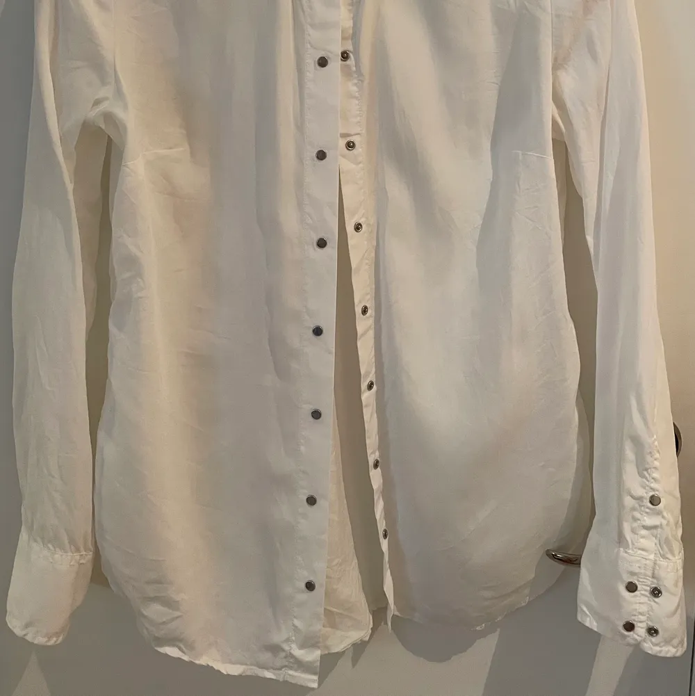 Vit skjorta med tryckknappar från Calvin Klein Jeans, storlek S. Skjortor.