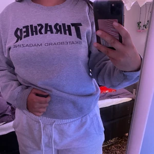 Thrasher sweatshirt storlek L - Säljer en grå thrasher sweatshirt som jag köpte här på Plick. Den är väl använd men funkar hur fint som helst. Storlek L men kan även vara en owersized S/M