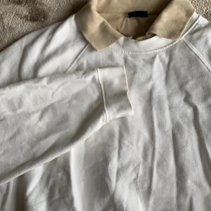 Vit tjocktröja + brun krage  - Jag säljer båda plaggen i bilden! Vita tjocktröjan för 79 och den bruna pikén / kragen för 69. Men man kan köpa dom i paket pris för 130kr❤️ frakt tillkommer men kan annars mötas upp i sthlm