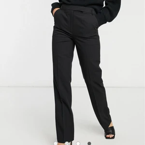 Kostymbyxor - Säljer dessa kostymbyxor som jag köpte för ett tag sedan men aldrig använt då de är för små för mig. Påsen finns kvar, endast testade💗 nypris 319 kr. Säljer för 200, buda gärna!! Frakt tillkommer