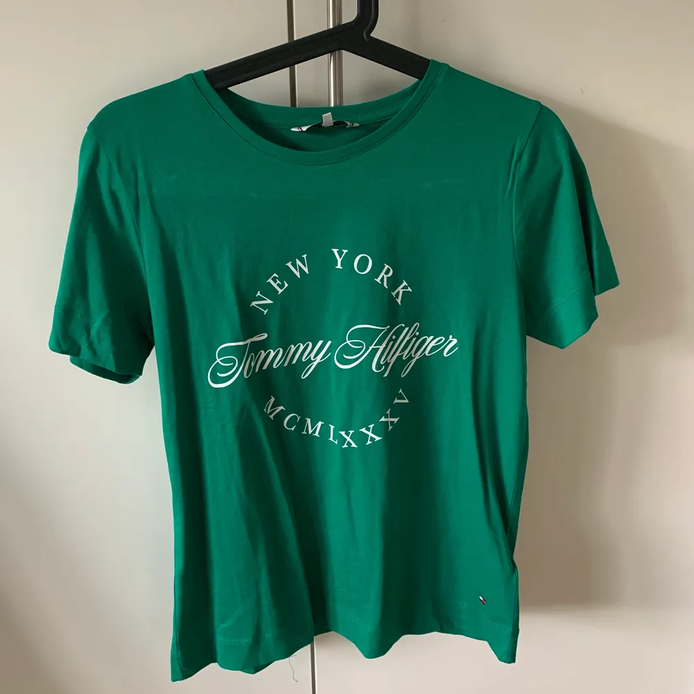 Säljer denna T-shirt från Tommy Hilfiger i stl S, nästintill aldrig använd, bra kvalite🤩 köparen står för frakt . T-shirts.