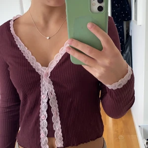 Urban outfitters sett - Säljer nu mitt jätte fina sett från Urban outfitters som jag köpte i våras! Tycker om det jätte mycket men kommer inte riktigt till användning längre. Dom sitter inte ihop så man kan ha bara linnet eller koftan om man vill!💕 jag både fraktar och möts upp i Stockholm💕