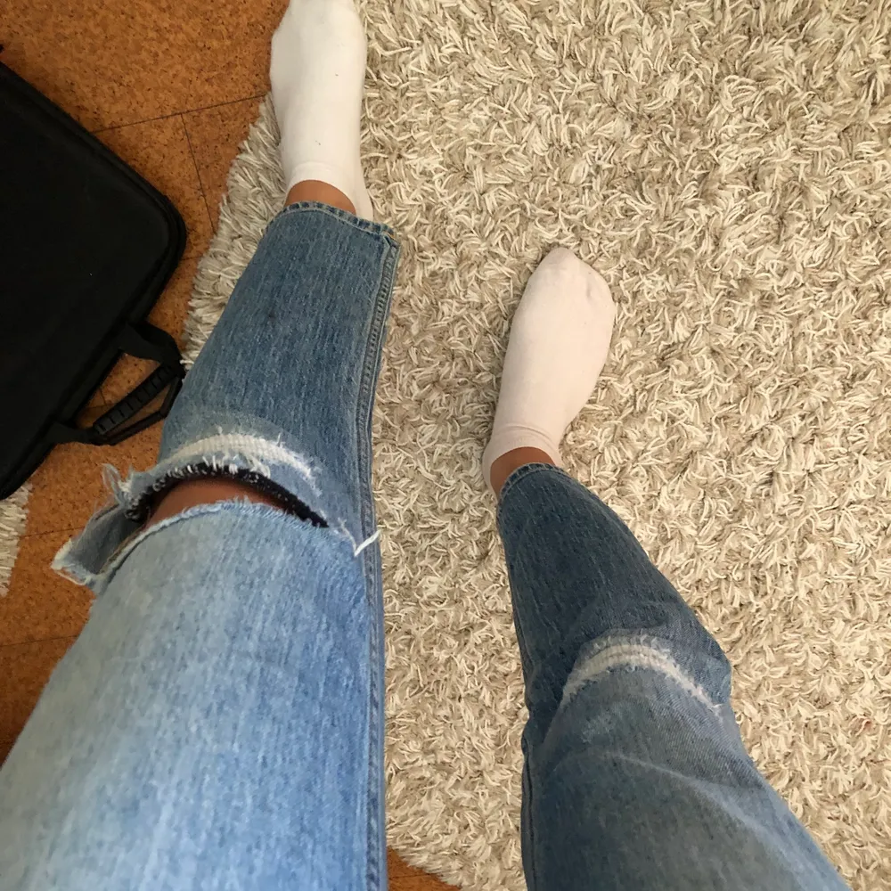 Säljer dessa jeans då de inte är min stil längre, väldigt sköna och inga tecken på användning. Storleken är 34 men skulle absolut säga att man kan ha dem om man är 36-38 också.. Jeans & Byxor.