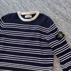 Stone Island crewneck  - Tröjan är i bra skick då tecken på användning finns, storlek M och passar som storlek M