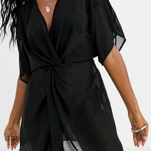 Strandklänning - Strandklänning från ASOS. Aldrig använd (prislappen kvar). Strl 44