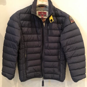 Parajumpers Jacka strl 140 - Mörkblå Parajumpers dunjacka i mycket fint skick, storlek 10 ( 140 cm ). Inköpt på Kidsbrandstore och sparsamt använd. Säljer för att den har blivit för liten. Finns att hämta i Täby eller skickas mot fraktavgift.