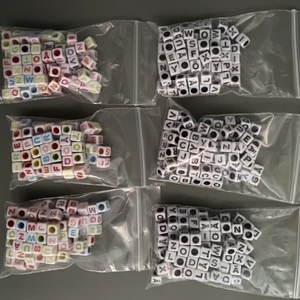 Bokstavspärlor - 20kr påsen inklusive frakt Finns 3 påsar med svarta och 3 påsar med färger, så först till kvarn. Ca 14-16 gram i varje påse