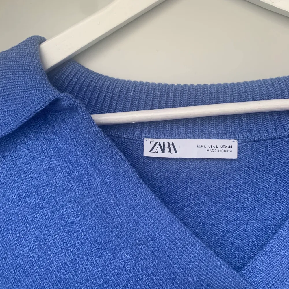 Nu säljer jag min slutsålda stickade tröja från zara som aldrig är använd💙 Storlek L men sitter mer som M. (Sista bilden är lånad)😇. Tröjor & Koftor.