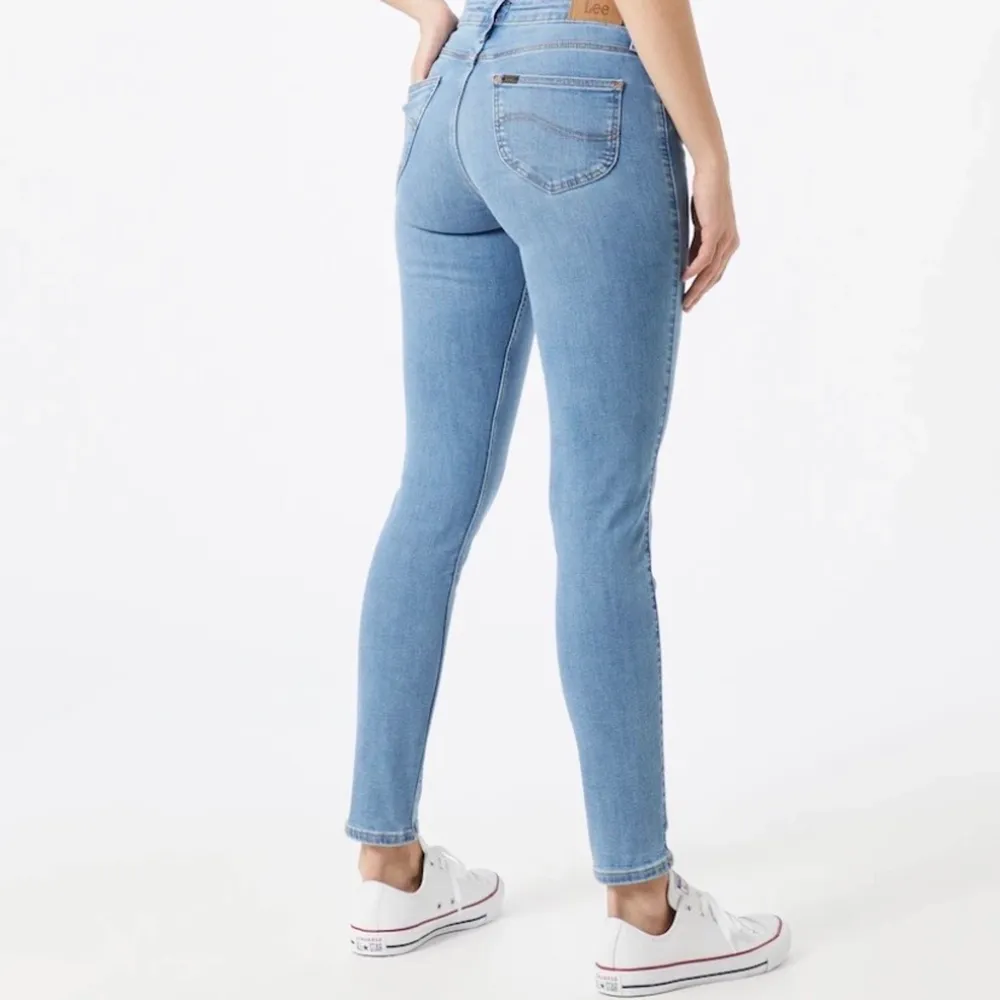 Super snygga lee jeans modell Scarlett W27 L31. Modellen är lågmidjad och tajt. Jeansen har inga fläckar och har bara används ett fåtal gånger💓 (Har även ett par likadana i stolek W26 L31 som jag även säljer) . Jeans & Byxor.