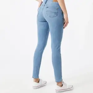 Super snygga lee jeans modell Scarlett W27 L31. Modellen är lågmidjad och tajt. Jeansen har inga fläckar och har bara används ett fåtal gånger💓 (Har även ett par likadana i stolek W26 L31 som jag även säljer) 
