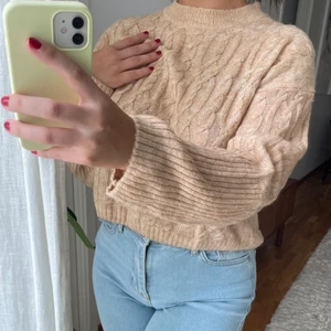 Stickad tröja NAKD - Stickad tröja i jättefin färg, köpte förra året på nakd men har aldrig använt den. Helt ny! Den är jätteskön och sticks inte ☺️🌸 storlek S. Är lite oversized som ni ser på bilderna