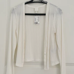 vit köfta från h&m <3 - helt ny! lappen sitter fortfarande kvar, man kan se igenom den men det går bra om man har en tröja under !!:)