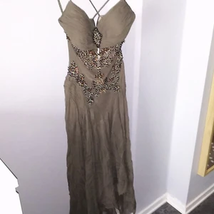 Klänning  - Helt oanvänd klänning. Jättefin o elegant. Stl xs/s prislapp på 