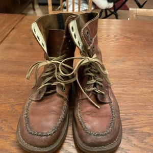 Kängor - Bruna kängor från märket Dr. Martens<3 välanvända med mycket patina.  Från djur och rökfritt hem<3