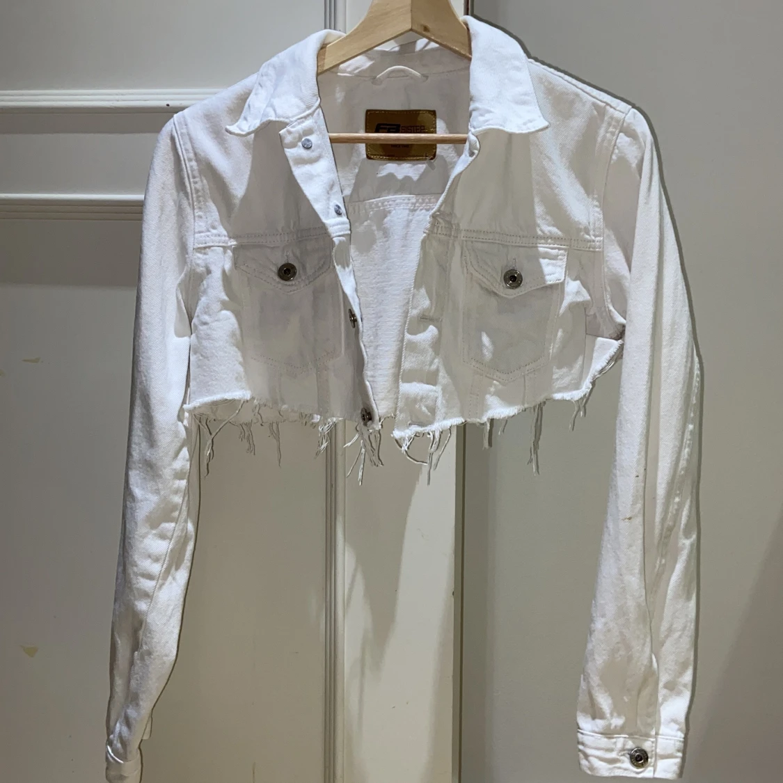 FB sister. Vit jacka