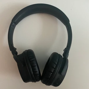 Hörlurar  - Jag säljer mina trådlösa hörlurar jag fick i julklapp för något år sedan, de har tyvärr inte kommit till användning och är därmed i gott skick! Ljudet funkar utmärkt och jag skickar även med fodral och laddare 😊