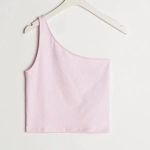 Rosa tröja - Säljer nu min rosa one shoulder tröja ifrån gina tricot, passar perfekt med typ allt🙌🏼🙌🏼storlek s men passar xs lika bra. Pris 70kr, nypris 169kr
