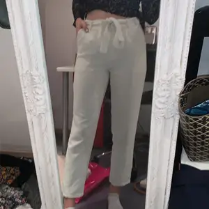 INTRESSEKOLL på dessa sjukt snygga vita byxor i en rak modell!!☺️Tveksamt om jag ska sälja men får jag ett bra pris för dom så säljer jag dom💞🥰Skriv privat vilket pris ni högst kan köpa för💕De är i nyskick<33