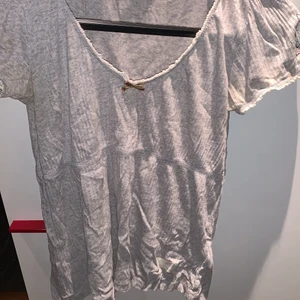 Grå jättefin oddmolly i strl xs😍 - Superfin oddmolly tshirt i en grå färg🥰💞Den är i strl xs men passar även för de som har small!<33