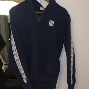 new black half zip - new black half zip, storlek S. knappt använd. Ny pris 800.