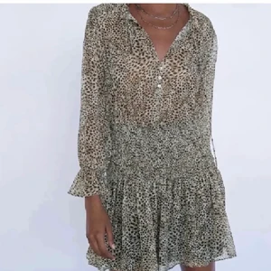 Zara klänning - Fin klänning ifrån zara i djurmönster i jätte bra skick❣️ storlek: small - men den passar M också 😊