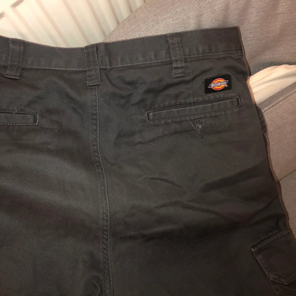 Mörk gråa Cargo byxor från dickies bra skick. Har även ett till par i en marinblå färg som jag vill bli av med skriv för bild💕 200kr st. Jeans & Byxor.